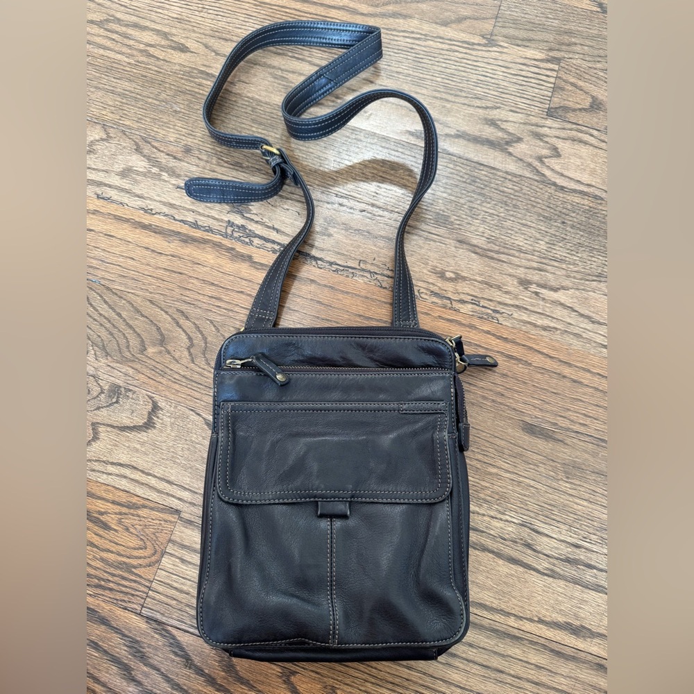 Fossil Black Leather Crossbody Bag – Classic & Versatile